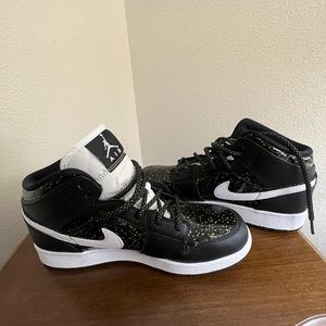 2020
Air Jordan 1 Mid SE GS 'Black Glitter'